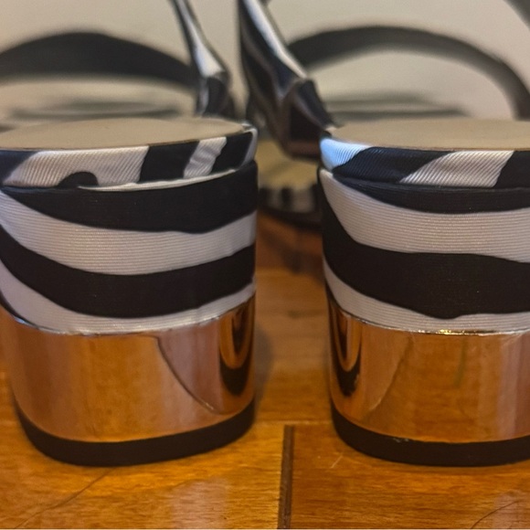 Ann Taylor Black and white sandals - Picture 2 of 3